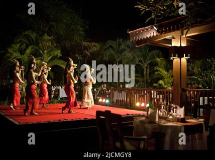 I giovani ballerini cambogiani dell'Apsara si esibiscono sul palco davanti agli ospiti dell'hotel. Siem Reap, Cambogia. Foto Stock