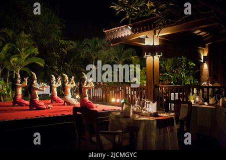I giovani ballerini cambogiani dell'Apsara si esibiscono sul palco davanti agli ospiti dell'hotel. Siem Reap, Cambogia. Foto Stock