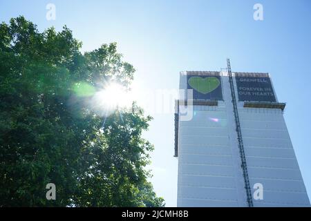 Una visione generale dei resti della Grenfell Tower a Londra, in ricordo di coloro che sono morti nel fuoco della Grenfell Tower il 14 2018 giugno. Data foto: Martedì 14 giugno 2022. Foto Stock