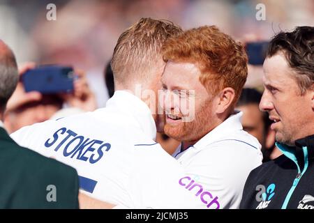 Ben Stokes in Inghilterra (a sinistra) e Jonny Bairstow festeggiano la vittoria durante il quinto giorno della seconda partita LV= Insurance Test Series a Trent Bridge, Nottingham. Data foto: Martedì 14 giugno 2022. Foto Stock