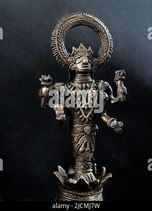 08 12 2021 Vintage Laxmi Bronze statue in DHOKRA Tribal Art of Bastar Studio girato Lokgram Kalyan Maharashtra India. Foto Stock