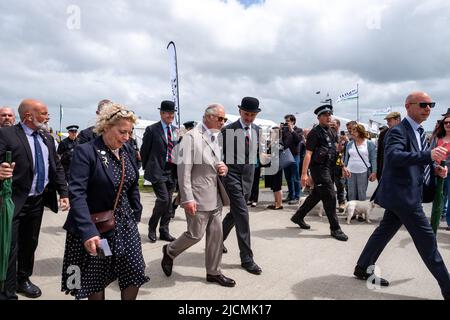 HRH il Principe del Galles e la Duchessa Camilla della Cornovaglia mentre si incontrano e salutano le centinaia di visitatori al Royal Cornwall Show presso gli stand Foto Stock