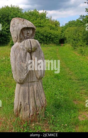 Figura in legno intagliato, vicolo largo, villaggio Grappenhall, Warrington sud, Cheshire, Inghilterra, Regno Unito, WA4 Foto Stock