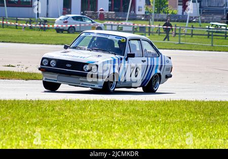 Ford Escort sport auto in bianco curva ad un angolo durante la corsa di auto d'epoca a Hildesheim, Germania, 21 maggio 2022 Foto Stock