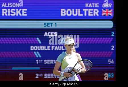 14th giugno 2022; Edgbaston Priory Club, Edgbaston, Birmingham, Regno Unito; Torneo di tennis sul prato classico di Birmingham; Katie Boulter (GBR) esce dal campo dopo aver preso il primo set nella sua partita contro Alison Riske (USA) Foto Stock
