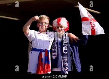 I tifosi inglesi precedono la partita della UEFA Nations League al Molineux Stadium di Wolverhampton. Data foto: Martedì 14 giugno 2022. Foto Stock