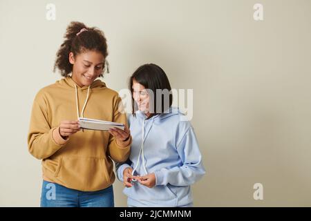 Ragazza allegra che sostiene il suo amico che ha ricevuto la lettera di accettazione dall'università Foto Stock