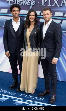 Alberto Malanchino (Buzz Lightyear), Ludovico Tersigni (Sox), Esther Elisha (Alisha Hawthorne) partecipano alla premiazione britannica di 'Lightyear' a Cineworld Leic Foto Stock