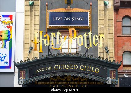 Segno del gioco Harry Potter e il bambino maledetto all'entrata del teatro ed Mirvish situato in Yonge Street nel distretto centrale. Foto Stock