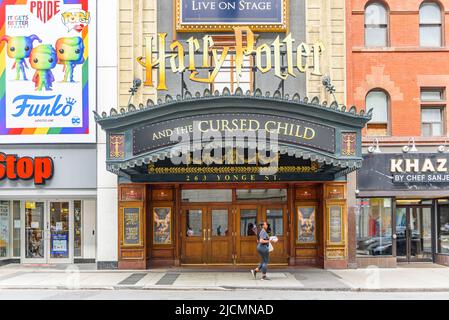 Una donna cammina da un segno del gioco Harry Potter e il bambino maledetto. L'immagine mostra l'ingresso del teatro ed Mirvish situato in Yonge Street Foto Stock