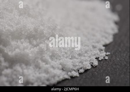 Palle bianche polimeriche pelo macro primo piano vista laterale Foto Stock