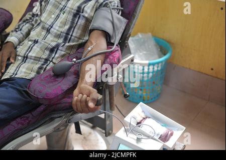 Sylhet, Bangladesh. 14th giugno 2022. Una campagna di donazione di sangue è stata organizzata in occasione della Giornata Mondiale dei donatori di sangue del 2022. Foto Stock