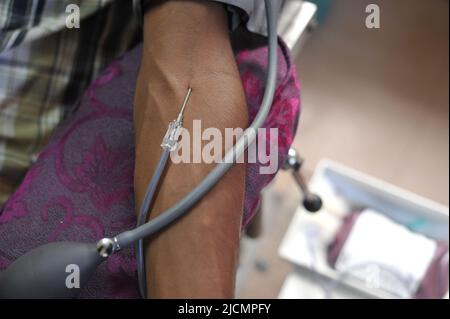 Sylhet, Bangladesh. 14th giugno 2022. Una campagna di donazione di sangue è stata organizzata in occasione della Giornata Mondiale dei donatori di sangue del 2022. Foto Stock