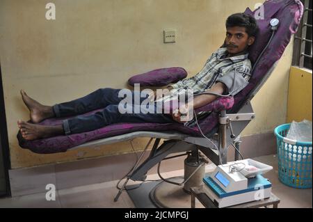 Sylhet, Bangladesh. 14th giugno 2022. Una campagna di donazione di sangue è stata organizzata in occasione della Giornata Mondiale dei donatori di sangue del 2022. Foto Stock