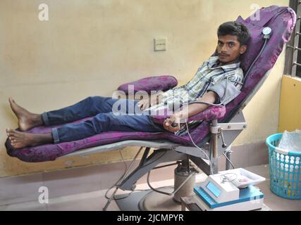 Sylhet, Bangladesh. 14th giugno 2022. Una campagna di donazione di sangue è stata organizzata in occasione della Giornata Mondiale dei donatori di sangue del 2022. Foto Stock