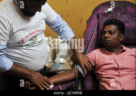 Sylhet, Bangladesh. 14th giugno 2022. Una campagna di donazione di sangue è stata organizzata in occasione della Giornata Mondiale dei donatori di sangue del 2022. Foto Stock