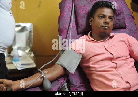 Sylhet, Bangladesh. 14th giugno 2022. Una campagna di donazione di sangue è stata organizzata in occasione della Giornata Mondiale dei donatori di sangue del 2022. Foto Stock