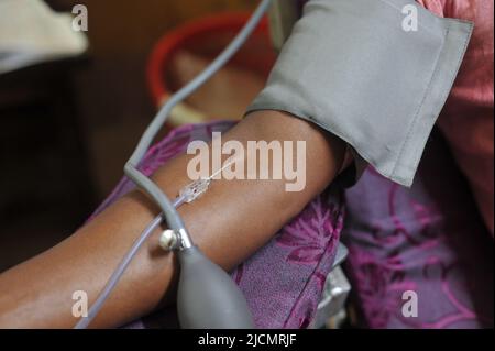 Sylhet, Bangladesh. 14th giugno 2022. Una campagna di donazione di sangue è stata organizzata in occasione della Giornata Mondiale dei donatori di sangue del 2022. Foto Stock