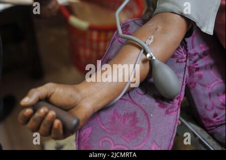 Sylhet, Bangladesh. 14th giugno 2022. Una campagna di donazione di sangue è stata organizzata in occasione della Giornata Mondiale dei donatori di sangue del 2022. Foto Stock