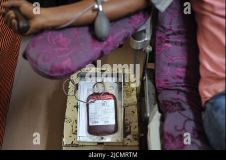 Sylhet, Bangladesh. 14th giugno 2022. Una campagna di donazione di sangue è stata organizzata in occasione della Giornata Mondiale dei donatori di sangue del 2022. Foto Stock