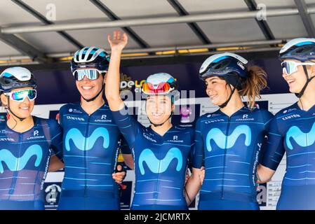 Barbara Guarischi, Aude Biannic, Alicia Gonzalez, Sheyla Gutierrez, Emma Norsgaard, Ciclisti del Movistar Team alla gara RideLondon Classique 2022 Foto Stock