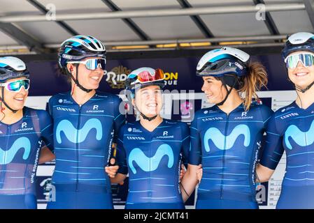 Barbara Guarischi, Aude Biannic, Alicia Gonzalez, Sheyla Gutierrez, Emma Norsgaard, Ciclisti del Movistar Team alla gara RideLondon Classique 2022 Foto Stock