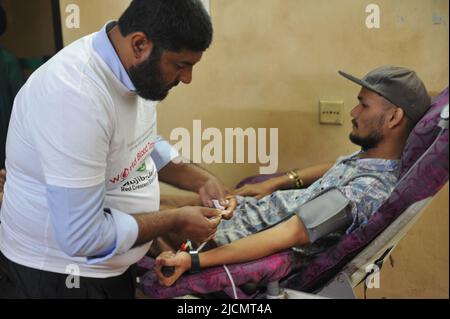 Sylhet, Bangladesh. 14th giugno 2022. Una campagna di donazione di sangue è stata organizzata in occasione della Giornata Mondiale dei donatori di sangue del 2022. Foto Stock