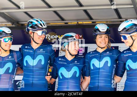 Barbara Guarischi, Aude Biannic, Alicia Gonzalez, Sheyla Gutierrez, Emma Norsgaard, Ciclisti del Movistar Team alla gara RideLondon Classique 2022 Foto Stock