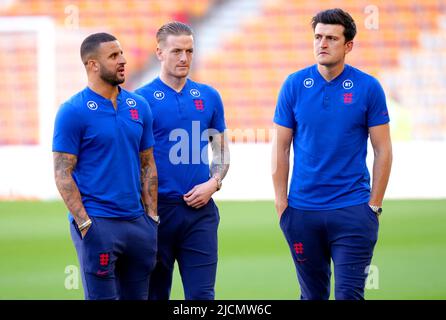 Kyle Walker (a sinistra), Jordan Pickford e Harry Maguire, in Inghilterra, ispezionano il campo in vista della partita della UEFA Nations League al Molineux Stadium di Wolverhampton. Data foto: Martedì 14 giugno 2022. Foto Stock