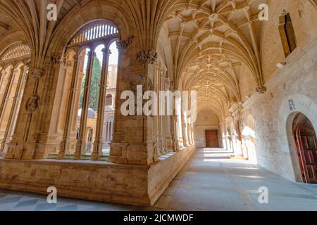 Salamanca - 10 settembre 2017: Il Chiostro del convento di Sant'Estebano a Salamanca, Castiglia e Leon, Spagna Foto Stock