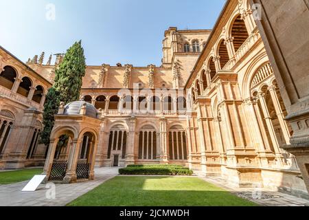 Salamanca - 10 settembre 2017: Il Chiostro del convento di Sant'Estebano a Salamanca, Castiglia e Leon, Spagna Foto Stock