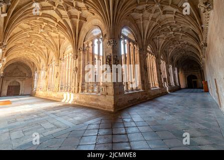 Salamanca - 10 settembre 2017: Chiostro del convento di Sant'Estebano a Salamanca, Castiglia e Leon, Spagna Foto Stock