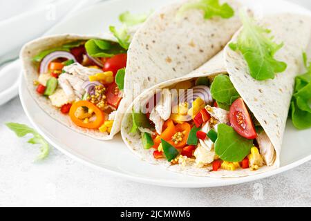 Tacos messicani con carne di pollo e verdure Foto Stock