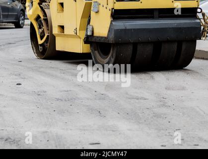 Rullo per la spianatura dell'asfalto nuovo. Rullo vibrante pesante Foto Stock