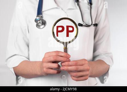 PP vitamina, parola acronimi attraverso lente d'ingrandimento. Foto di alta qualità Foto Stock