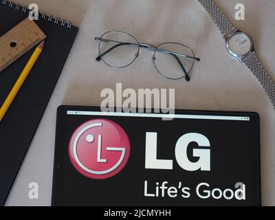 In questa foto è mostrato il logo LG Group visualizzato su un tablet. Foto Stock