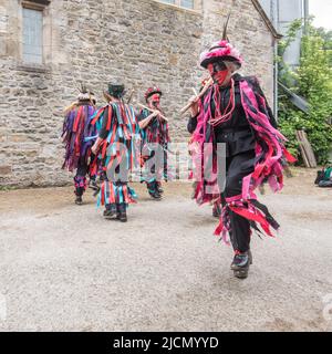 I flagcracker di Craven nelle loro colorate giacche di rog si esibiscono presso la Cappelside Farm, Rathmell, North Yorkshire, in occasione di un Open Farm Day (il 12th giugno 2022). Foto Stock