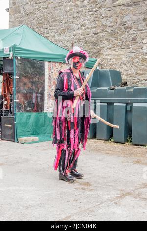 I flagcracker di Craven nelle loro colorate giacche di rog si esibiscono presso la Cappelside Farm, Rathmell, North Yorkshire, in occasione di un Open Farm Day (il 12th giugno 2022). Foto Stock