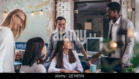 Gli uomini d'affari che hanno un incontro informale in un ristorante. Foto Stock