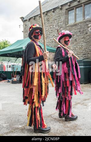 I flagcracker di Craven nelle loro colorate giacche di rog si esibiscono presso la Cappelside Farm, Rathmell, North Yorkshire, in occasione di un Open Farm Day (il 12th giugno 2022). Foto Stock