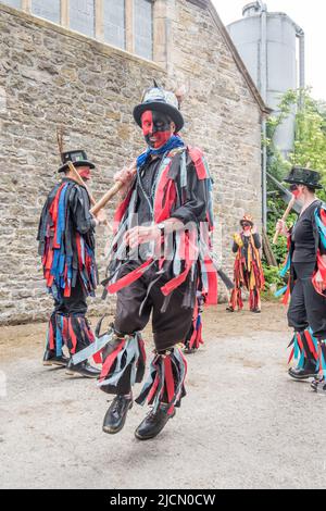 I flagcracker di Craven nelle loro colorate giacche di rog si esibiscono presso la Cappelside Farm, Rathmell, North Yorkshire, in occasione di un Open Farm Day (il 12th giugno 2022). Foto Stock