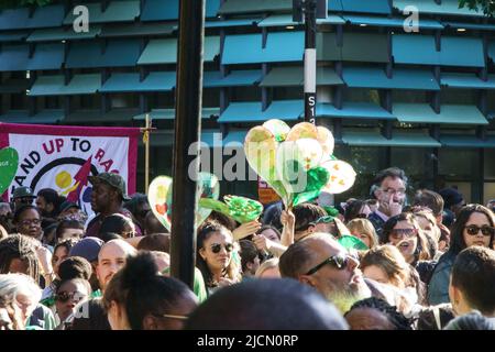 Giugno 14th, Grenfell Tower, Londra, Regno Unito. Il disastro del giugno 2017, che ha causato la morte di 72 persone, ha lasciato i residenti che vivono nella sua ombra ancora sentire il vuoto e il dolore della tragedia, cinque anni dopo. NELLA FOTO: La silenziosa passeggiata, una tradizione iniziata poco dopo la tragica torre del fuoco di Grenfell il 14 giugno 2017, è stata concepita da un residente locale. Credit: Bridget Catterall/Alamy Live News. Foto Stock