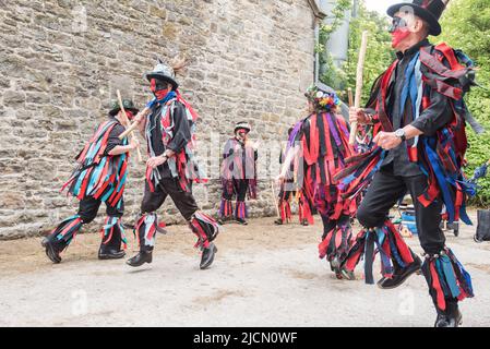 I flagcracker di Craven nelle loro colorate giacche di rog si esibiscono presso la Cappelside Farm, Rathmell, North Yorkshire, in occasione di un Open Farm Day (il 12th giugno 2022). Foto Stock