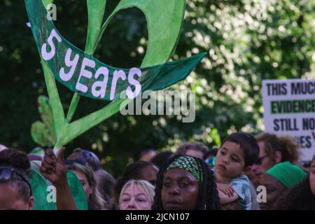 Giugno 14th, Grenfell Tower, Londra, Regno Unito. Il disastro del giugno 2017, che ha causato la morte di 72 persone, ha lasciato i residenti che vivono nella sua ombra ancora sentire il vuoto e il dolore della tragedia, cinque anni dopo. NELLA FOTO: La silenziosa passeggiata, una tradizione iniziata poco dopo la tragica torre del fuoco di Grenfell il 14 giugno 2017, è stata concepita da un residente locale. Credit: Bridget Catterall/Alamy Live News. Foto Stock