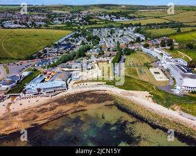 Bowleaze Cove, Weymouth, Dorset, Regno Unito. 14th giugno 2022. Meteo Regno Unito. Vista dall'aria di Bowleaze Cove a Weymouth nel Dorset in una giornata di sole caldo e cielo blu chiaro. Picture Credit: Graham Hunt/Alamy Live News Foto Stock