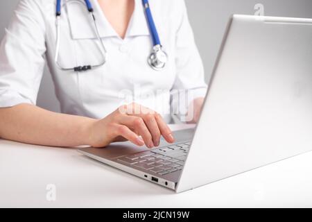 Dottore dr che lavora al computer portatile, utilizzando il computer nello spazio di lavoro. Foto di alta qualità Foto Stock