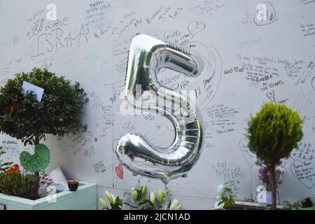 Londra, Regno Unito. 14th giugno 2022. I londinesi si riunirono per onorare il quinto anniversario del disastro della Grenfell Tower. 72 persone sono morte quando un incendio scoppiò nel blocco di appartamenti a Londra Ovest nel 2017. Credit: Vuk Valcic/Alamy Live News Foto Stock