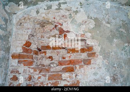 Muro distrutto in un antico edificio di mattoni rossi Foto Stock