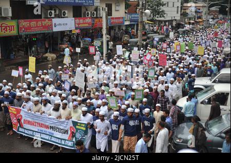 Sylhet, Bangladesh. 14th giugno 2022. Un raduno di proteste e una manifestazione della comunità islamica di Madrassa sono stati tenuti contro l'insulto del Profeta Muhammad. Due collaboratori di alto rango – la portavoce nazionale del partito, Nudur Sharma, e il capo dell’operazione mediatica di Delhi Naveen Kumar Jindal, governante indiano, Bharatiya Janta Party (BJP), avevano pubblicamente espresso osservazioni disprezzanti sul Profeta Muhammad. Foto Stock