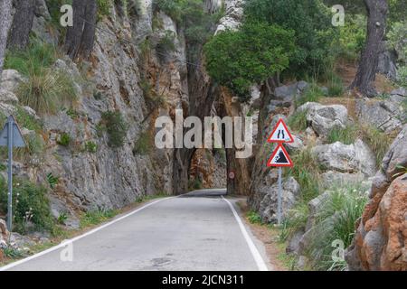 Stretto passaggio attraverso la montagna sulla strada per SA Calobra, Maiorca sulla famosa strada ma-2141 Foto Stock